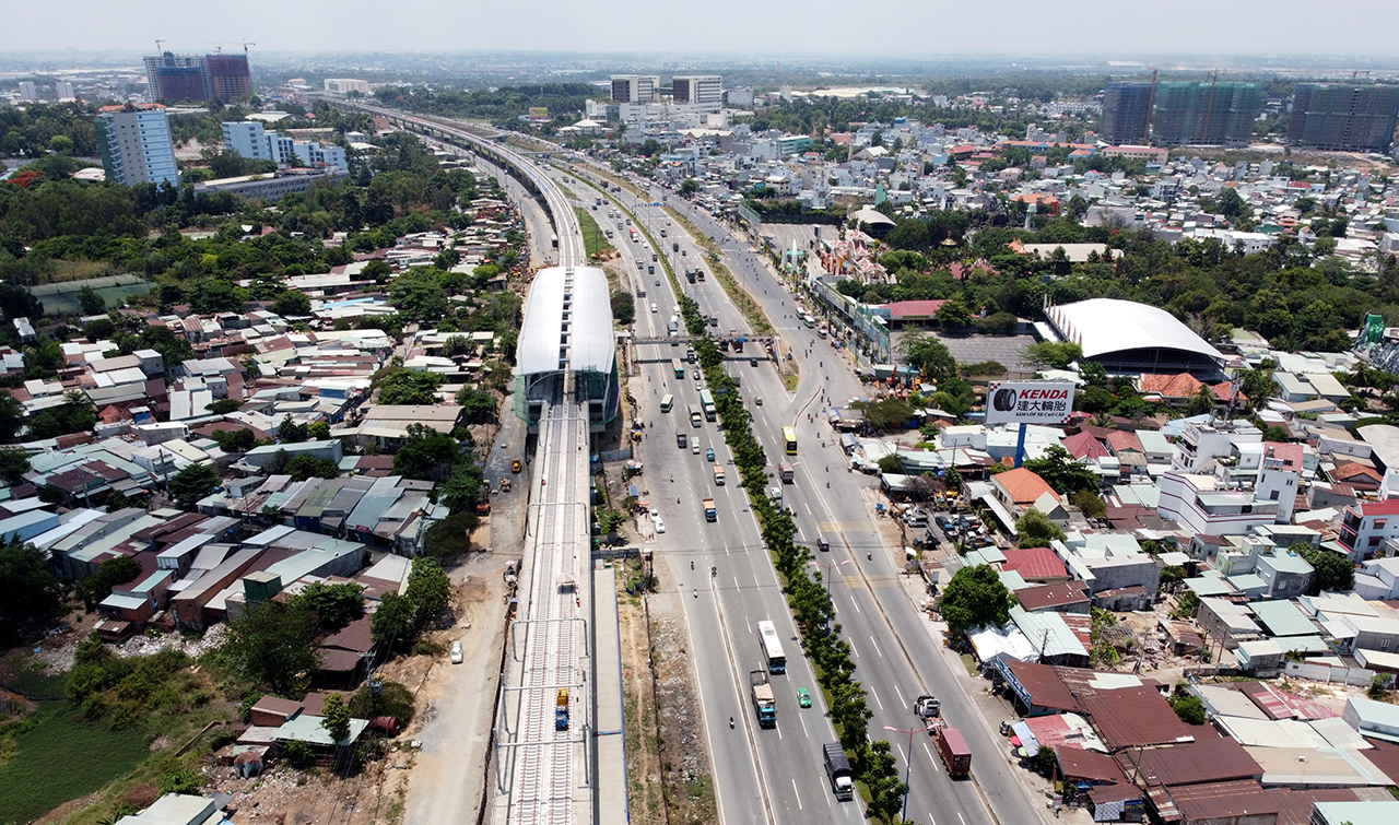 Metro 1 đi dọc Xa lộ Hà Nội được kỳ vọng sẽ góp phần giải quyết bài toán giao thông