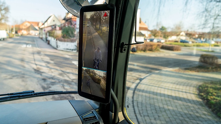 Với MirrorCam, tài xế có góc quan sát rộng và sắc nét hơn rất nhiều (Nguồn: Carscoops)