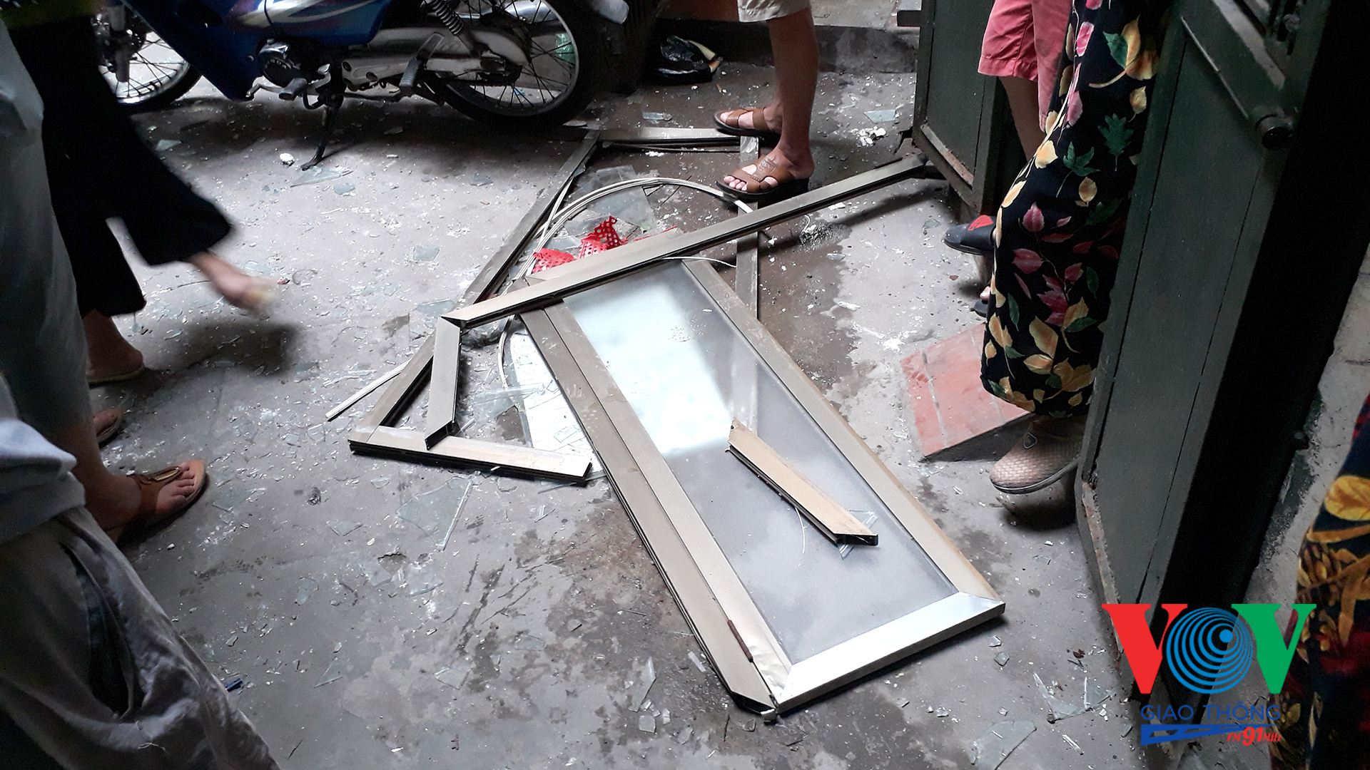 Ảnh hưởng từ vụ nổ bình ga, 2 nhà tại số 22 ngõ 29 Nguyễn Thái Học bị hư hại nặng (Ảnh: Chấn Hải)