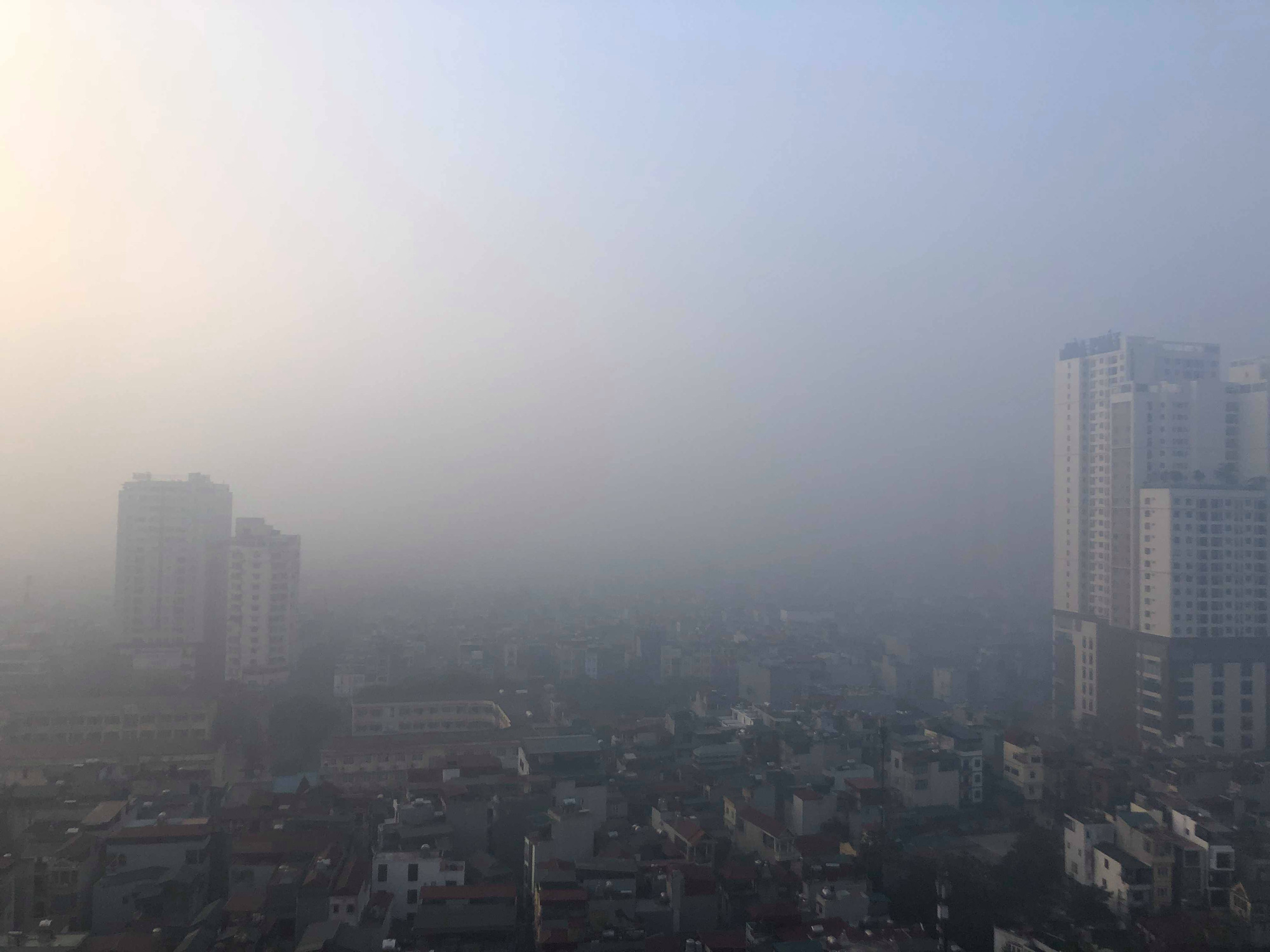 Tình trạng ô nhiễm không khí có giảm, song vẫn còn diễn ra khá phổ biến tùy thời điểm tại khu vực nội thành Hà Nội, TP HCM và các đô thị lớn khác