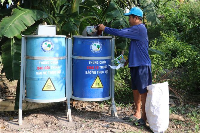 Những thùng chứa, phân loại rác thải thuốc bảo vệ thực vật ở xã Tân Mỹ, huyện Thanh Bình
