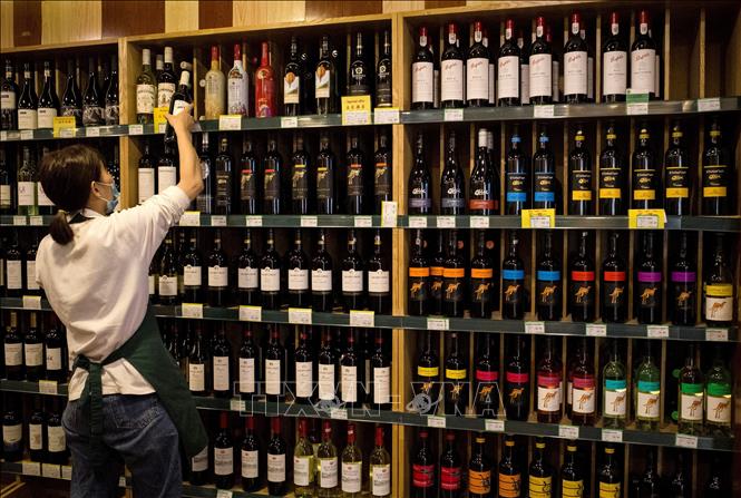 Rượu vang Australia được bày bán tại một cửa hàng ở Bắc Kinh, Trung Quốc. Ảnh tư liệu: AFP/TTXVN