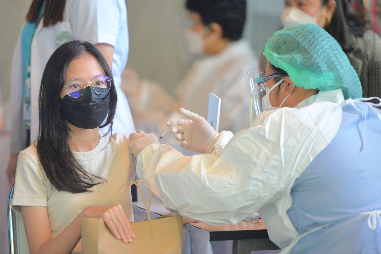 Nhân viên y tế tiêm vaccine phòng COVID-19 cho người dân tại tỉnh Samutprakran, Thái Lan (Ảnh: THX)