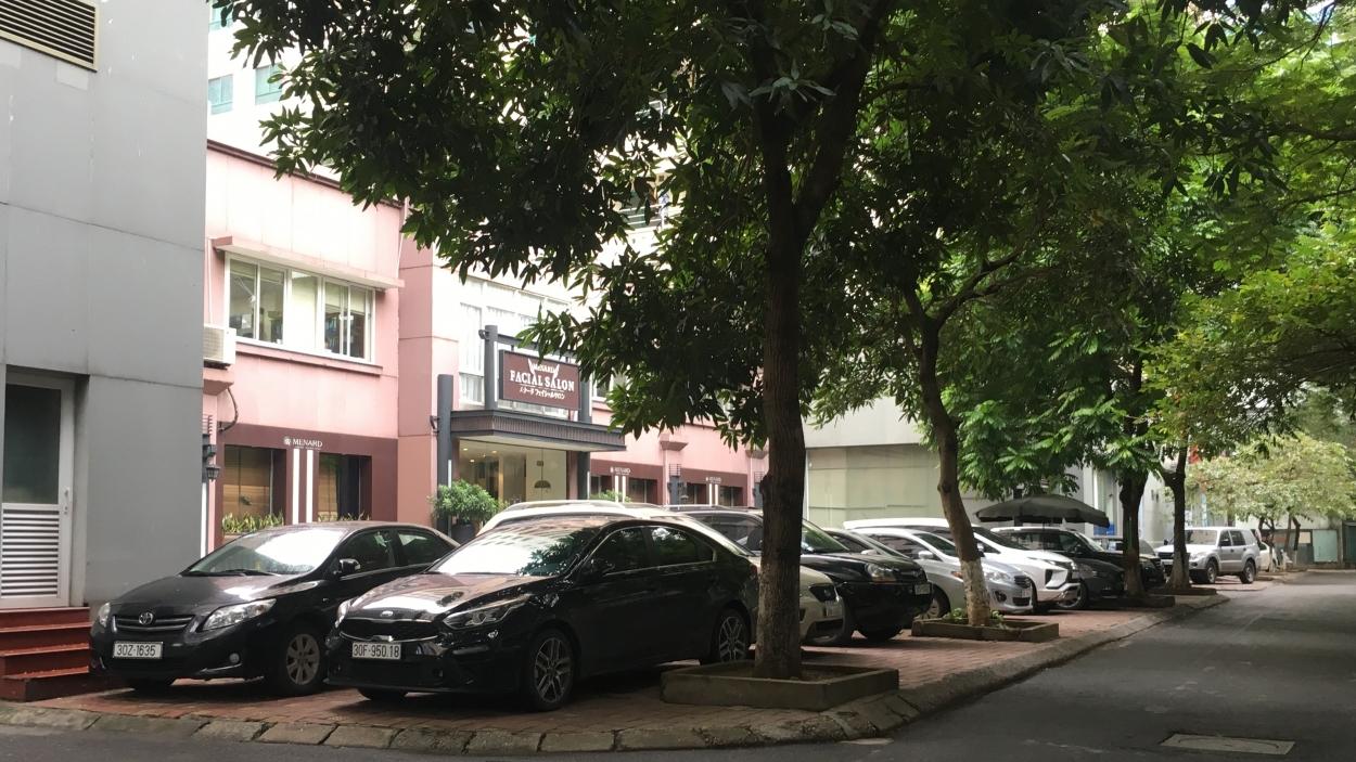 Tình trạng đỗ xe tràn lan tại các khu chung cư của Hà Nội