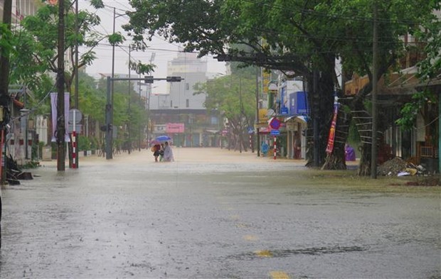Nhiều tuyến đường tại thành phố Huế bị ngập từ 0,3-1m (Ảnh: TTXVN)
