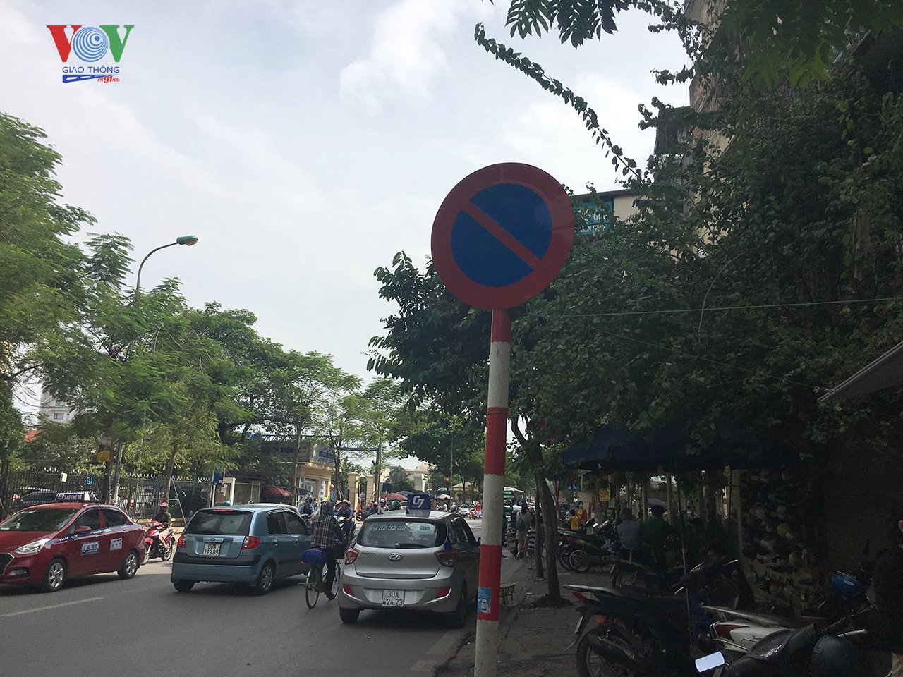 Trên phố Tôn Thất Tùng đoạn qua trường Đại học Y thường xuyên có nhiều ô tô dừng đỗ 2 bên đường, nhiều nhất là các xe taxi, khiến cho các phương tiện di chuyển khó khăn theo cả 2 hướng