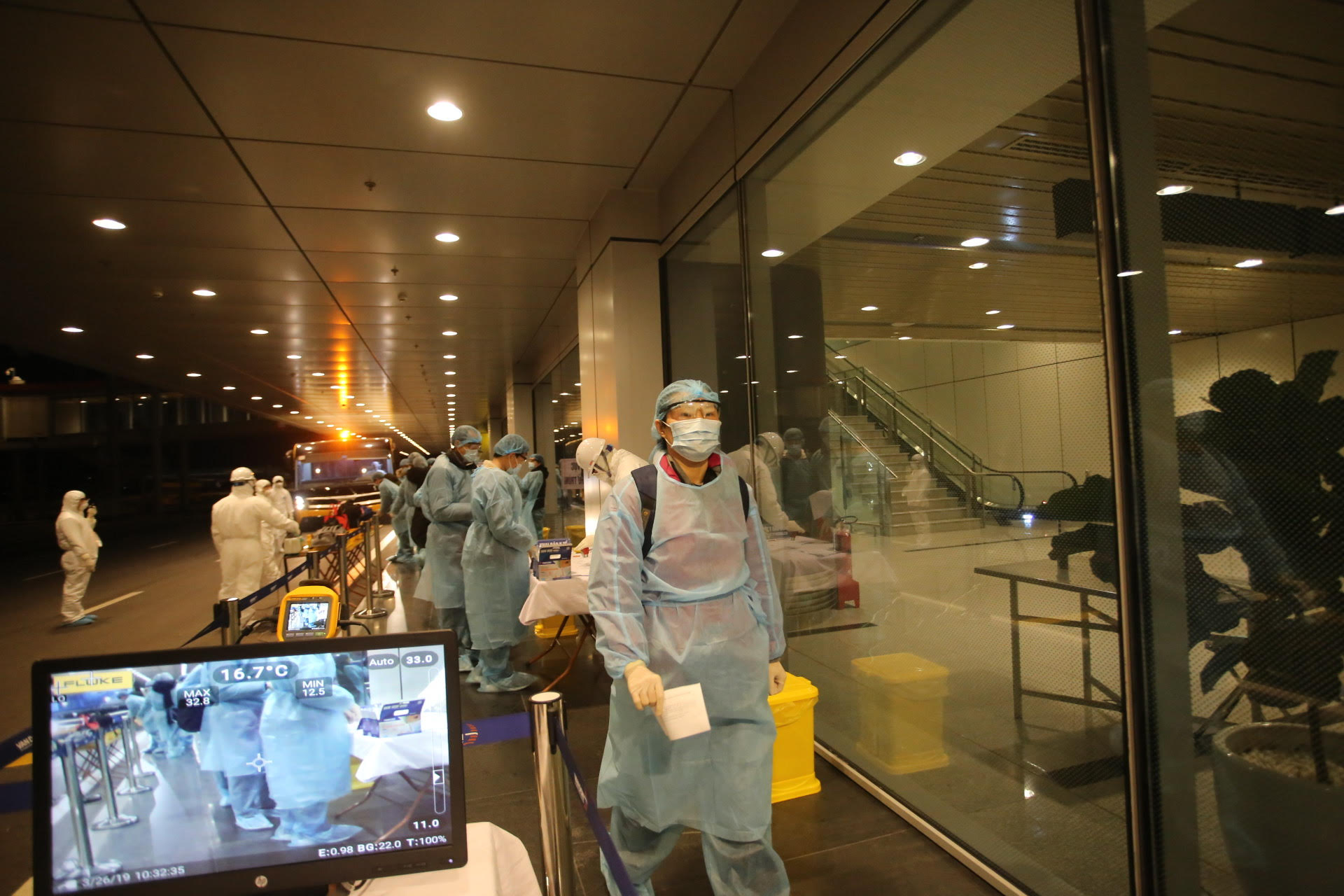 Sau khi chuyến bay hạ cánh tại sân bay quốc tế Vân Đồn, các cơ quan chức năng Việt Nam nhanh chóng làm thủ tục khử trùng và kiểm tra y tế theo đúng quy định phòng dịch cho 30 công dân