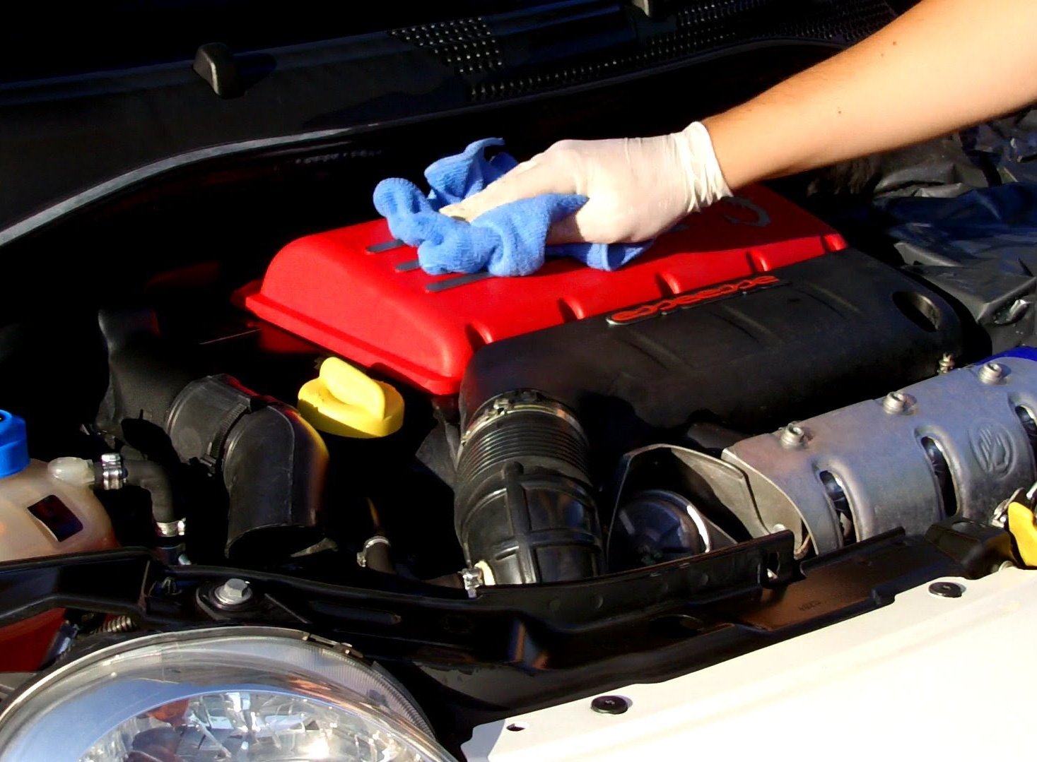 Việc phun nước hay sử dụng dịch vụ làm sạch khoang động cơ sẽ giúp việc bảo trì chiếc xe tốt hơn