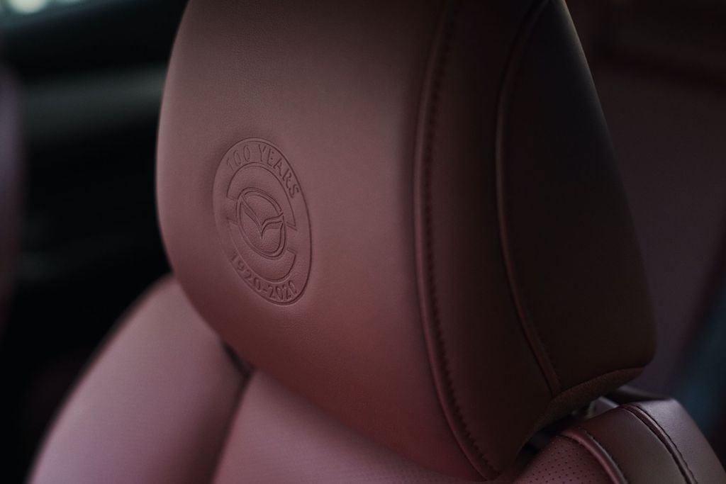 Ghế da và thảm màu đỏ, tựa đầu có logo dập nổi kỷ niệm 100 năm (Ảnh: Mazda)