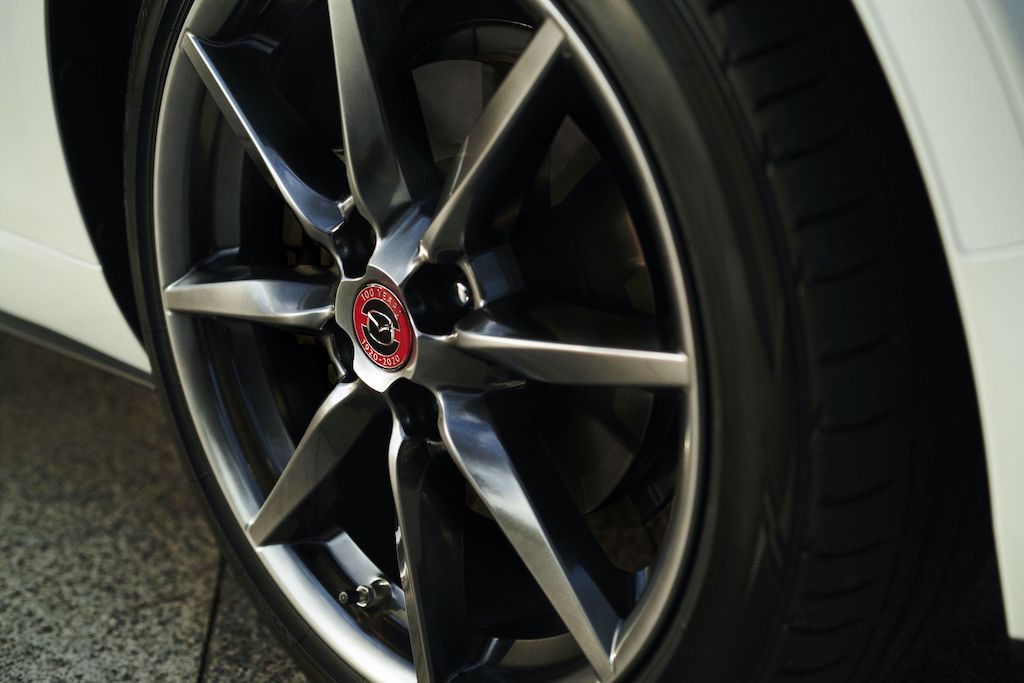 Tâm bánh xe sẽ có logo đặc biệt kỷ niệm 100 năm (Ảnh: Mazda)