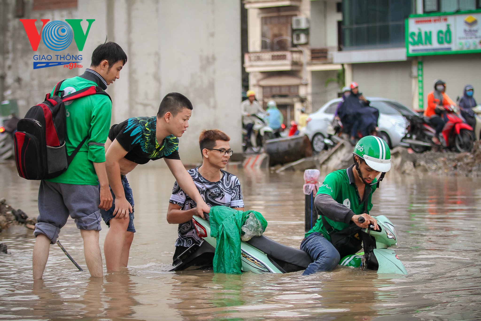 Khu-vực dường Trường Chinh ngập nước sau mưa-13