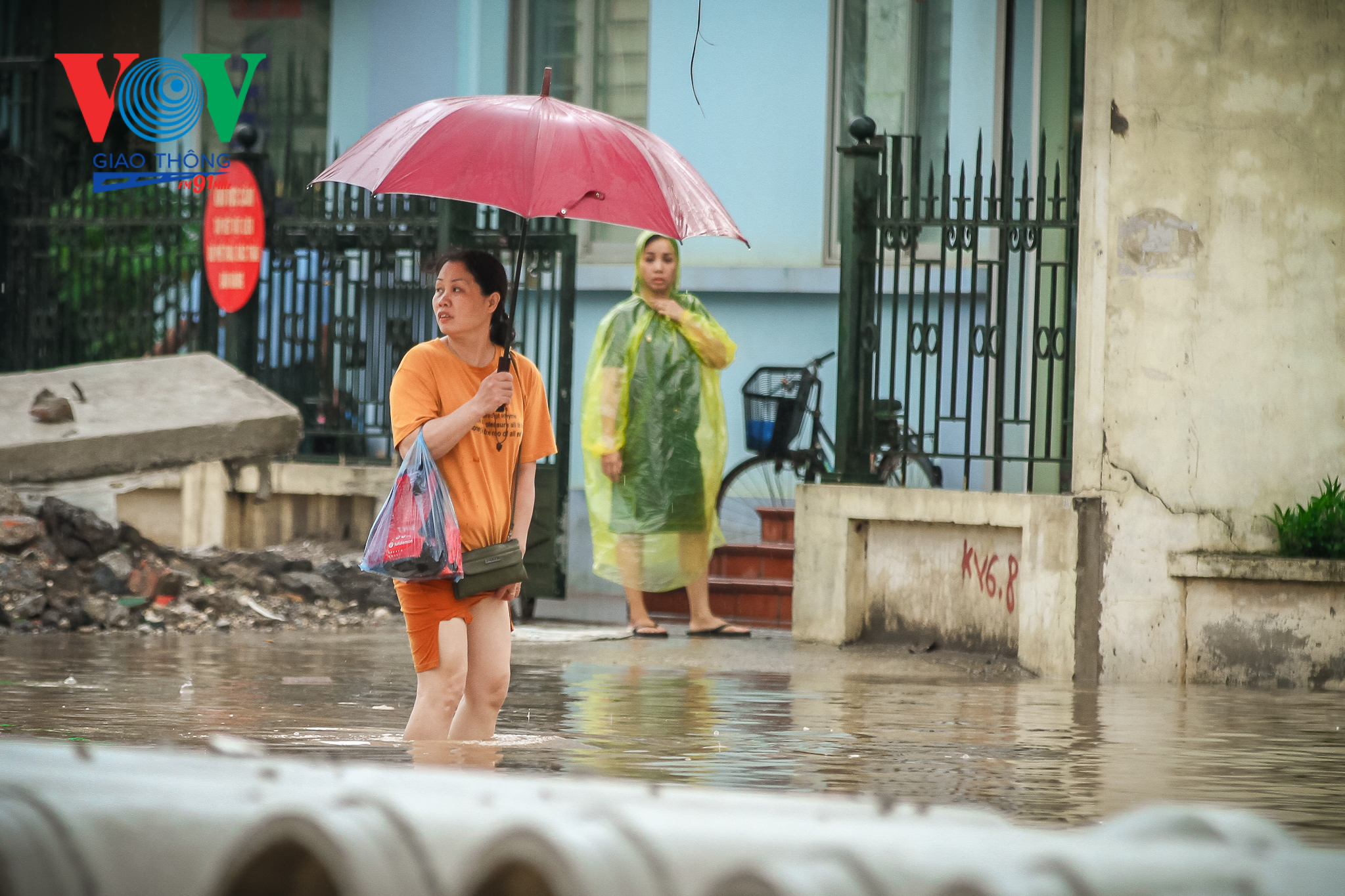 Khu-vực dường Trường Chinh ngập nước sau mưa-21