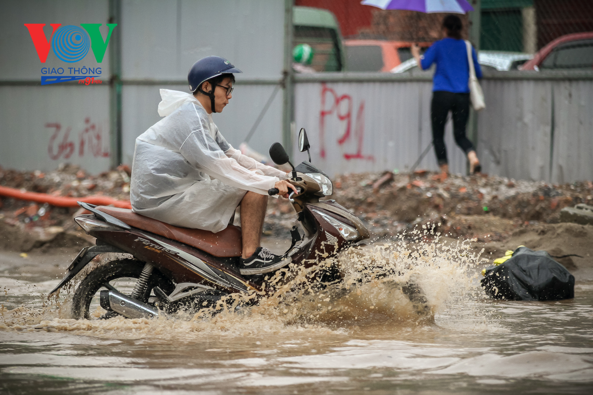Khu-vực dường Trường Chinh ngập nước sau mưa-24