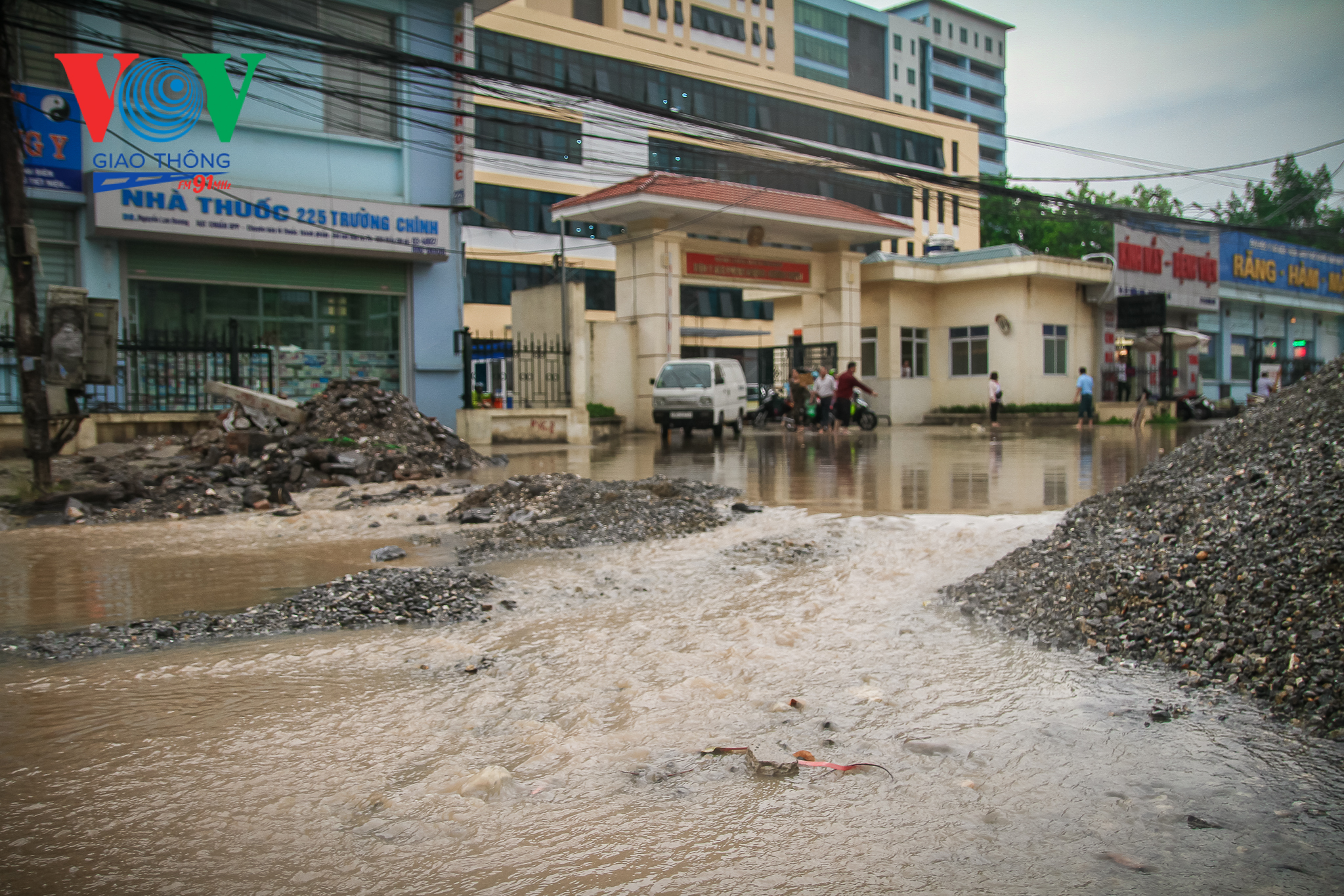 Khu-vực dường Trường Chinh ngập nước sau mưa-9