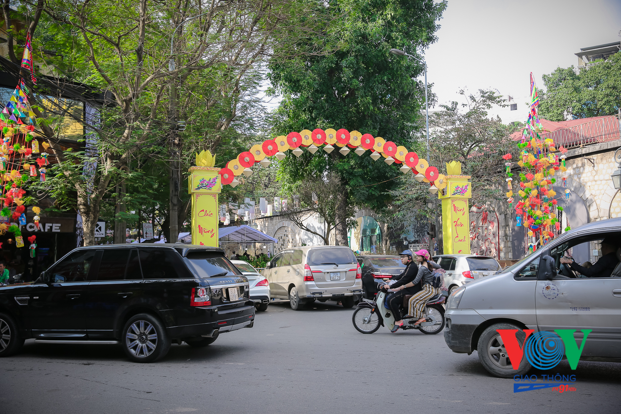 VOVGT-- Chợ hoa Tết phố bích hoạ Phùng Hưng 2020-33