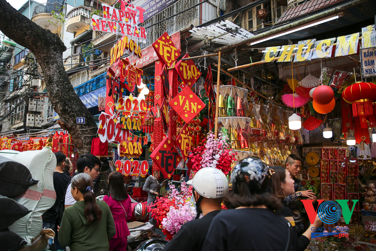 VOVGT-- Chợ hoa Tết phố bích hoạ Phùng Hưng 2020-10