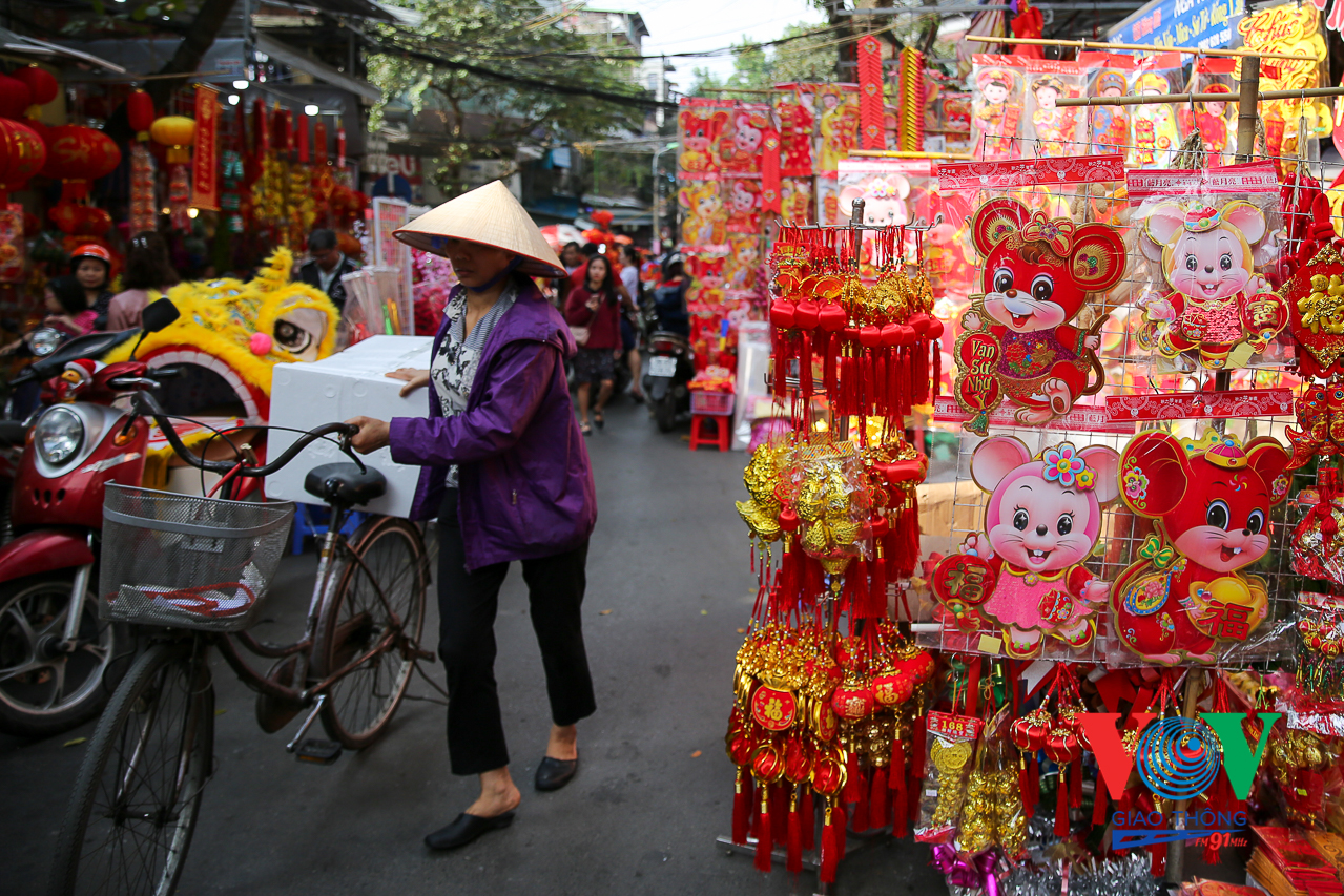 VOVGT-- Chợ hoa Tết phố bích hoạ Phùng Hưng 2020-19