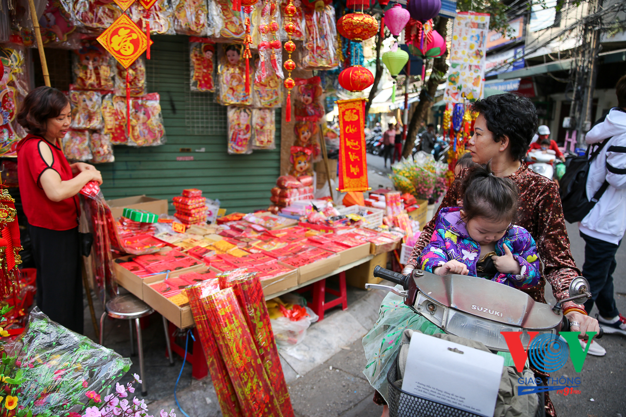 VOVGT-- Chợ hoa Tết phố bích hoạ Phùng Hưng 2020-25