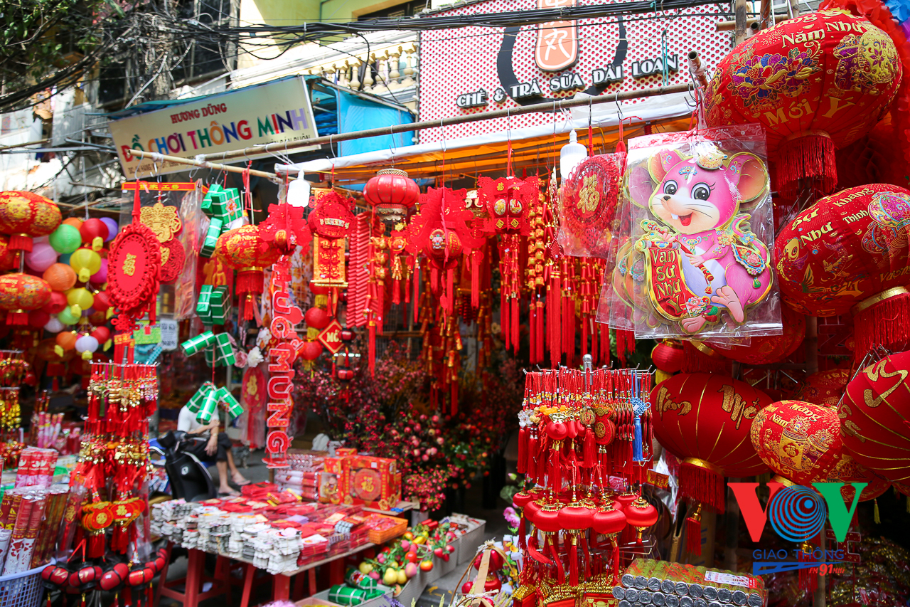 VOVGT-- Chợ hoa Tết phố bích hoạ Phùng Hưng 2020-27
