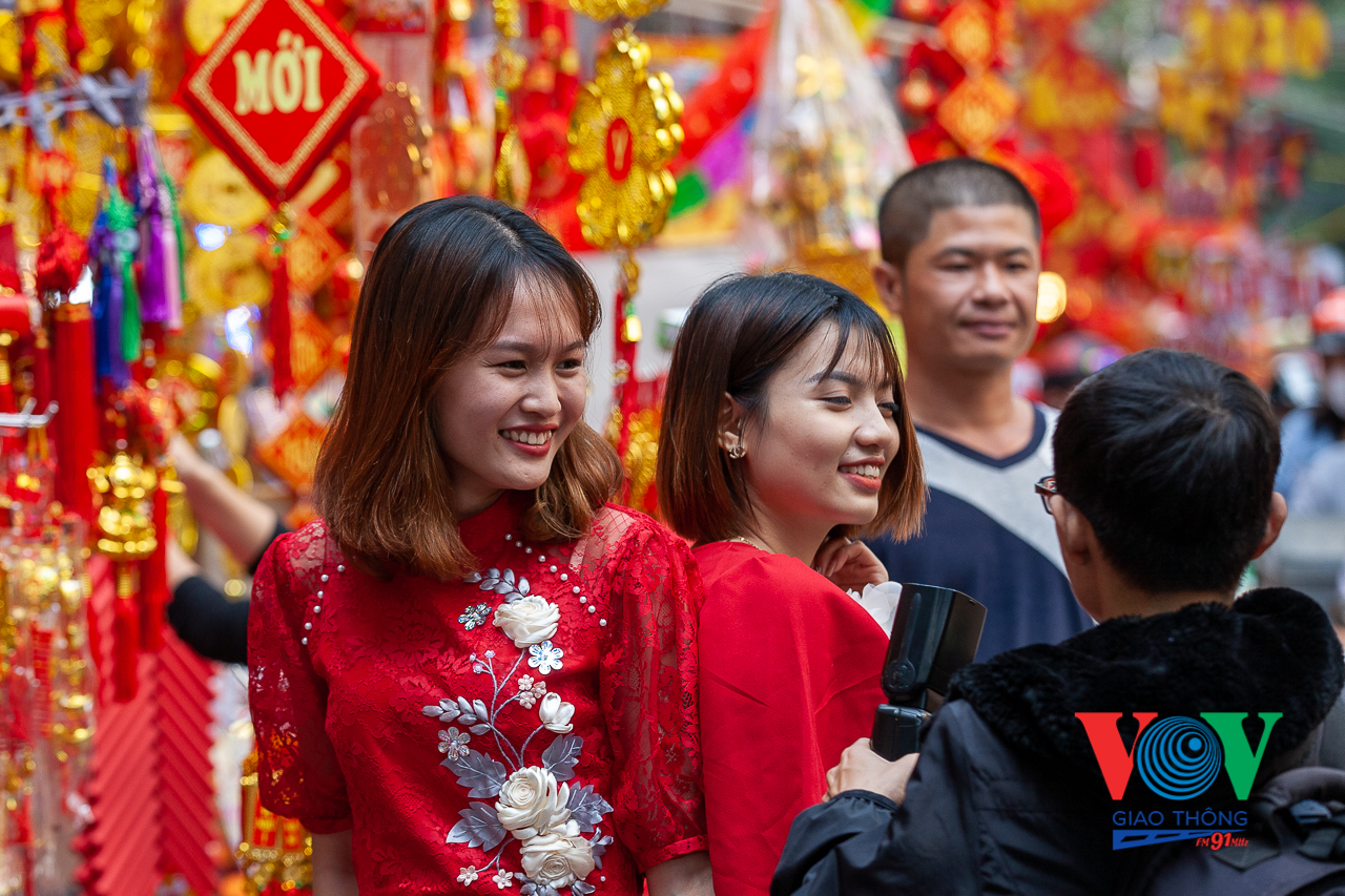 VOVGT-- Chợ hoa Tết phố bích hoạ Phùng Hưng 2020-29