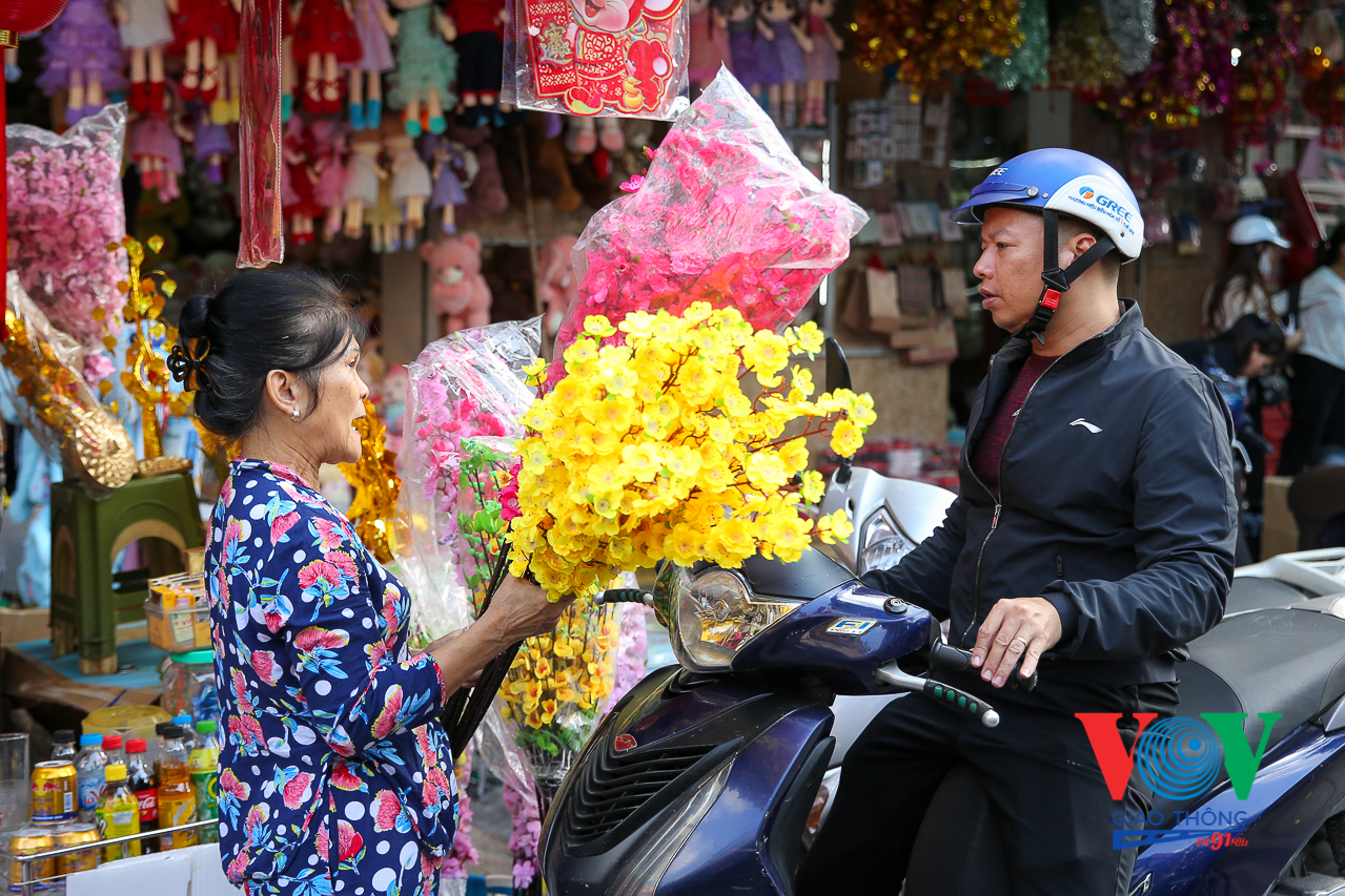 VOVGT-- Chợ hoa Tết phố bích hoạ Phùng Hưng 2020-43