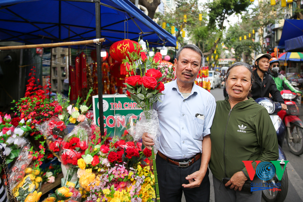 VOVGT-- Chợ hoa Tết phố bích hoạ Phùng Hưng 2020-46