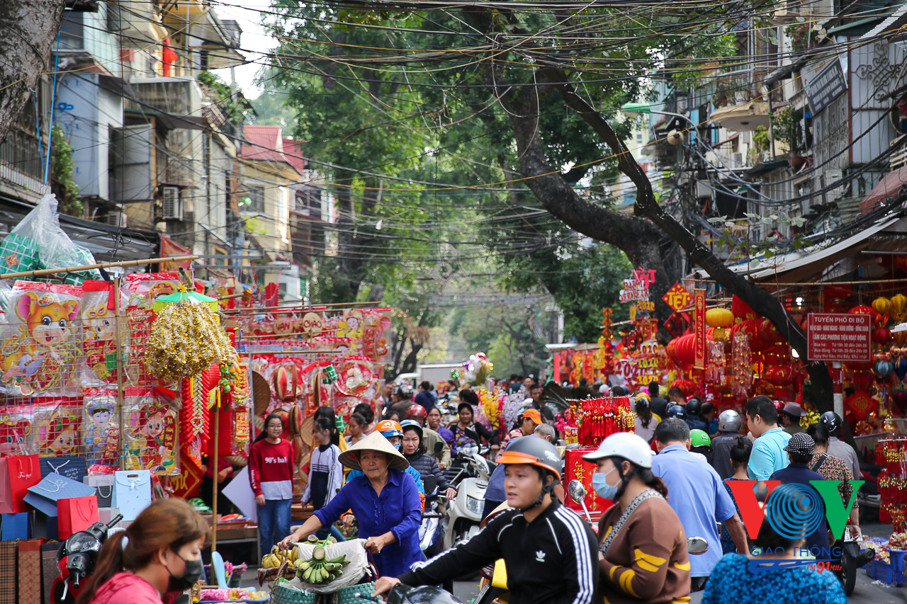 VOVGT-- Chợ hoa Tết phố bích hoạ Phùng Hưng 2020-8