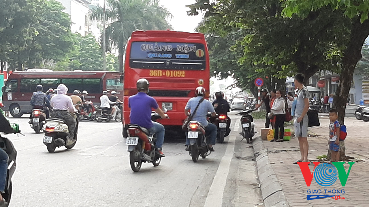 Hà Nội: Xe khách dừng đỗ đón trả khách bừa bãi trên phố Kim Đồng