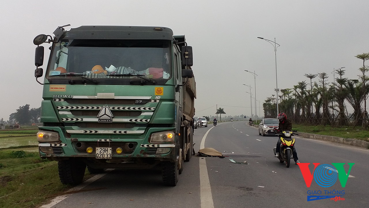 Hà Nội: Đâm vào đuôi xe tải đang dừng đỗ tại làn xe máy, người điều khiển xe máy tử vong tại chỗ