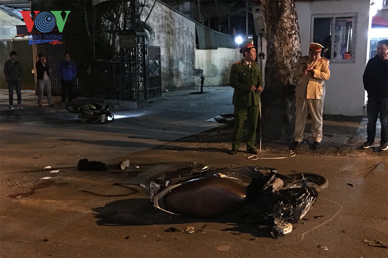 Hà Nội: Xe máy tông nhau trực diện, 3 người bị thương nặng