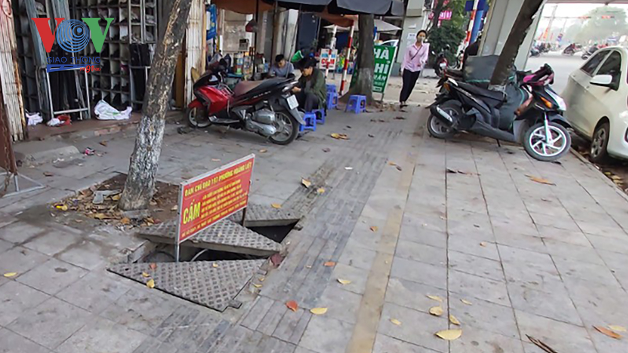 Hà Nội: Hố ga, nắp cống hư hỏng tiểm ẩn nguy cơ TNGT nhiều tuyến phố