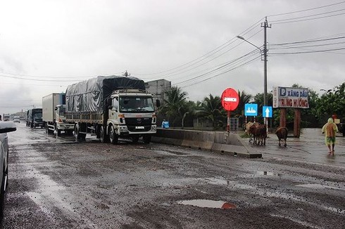 Quốc lộ 1 qua Phú Yên bị hư hỏng nặng gây nhiều vụ tai nạn giao thông. Ảnh: Xuân Hoa.