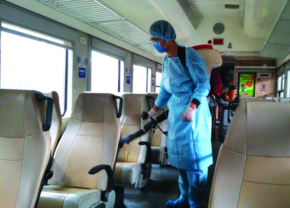 Dịch COVID-19: Nhiều biện pháp phòng, chống dịch bệnh cho hành khách và nhân viên đường sắt