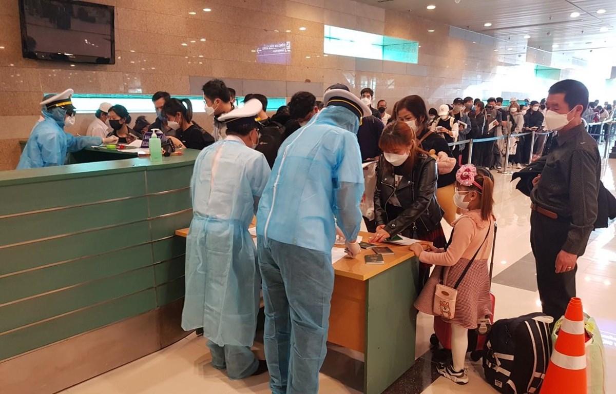 Ngày 20/3, gần 1200 hành khách từ vùng dịch qua cảng hàng không Nội Bài 
