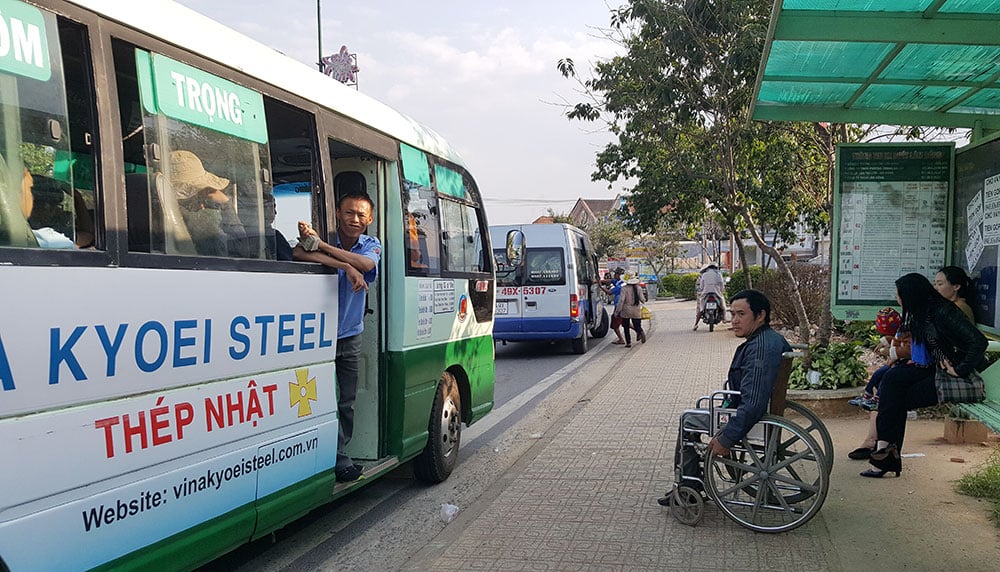 Người khuyết tật gặp khó khăn khi sử dụng xe buýt