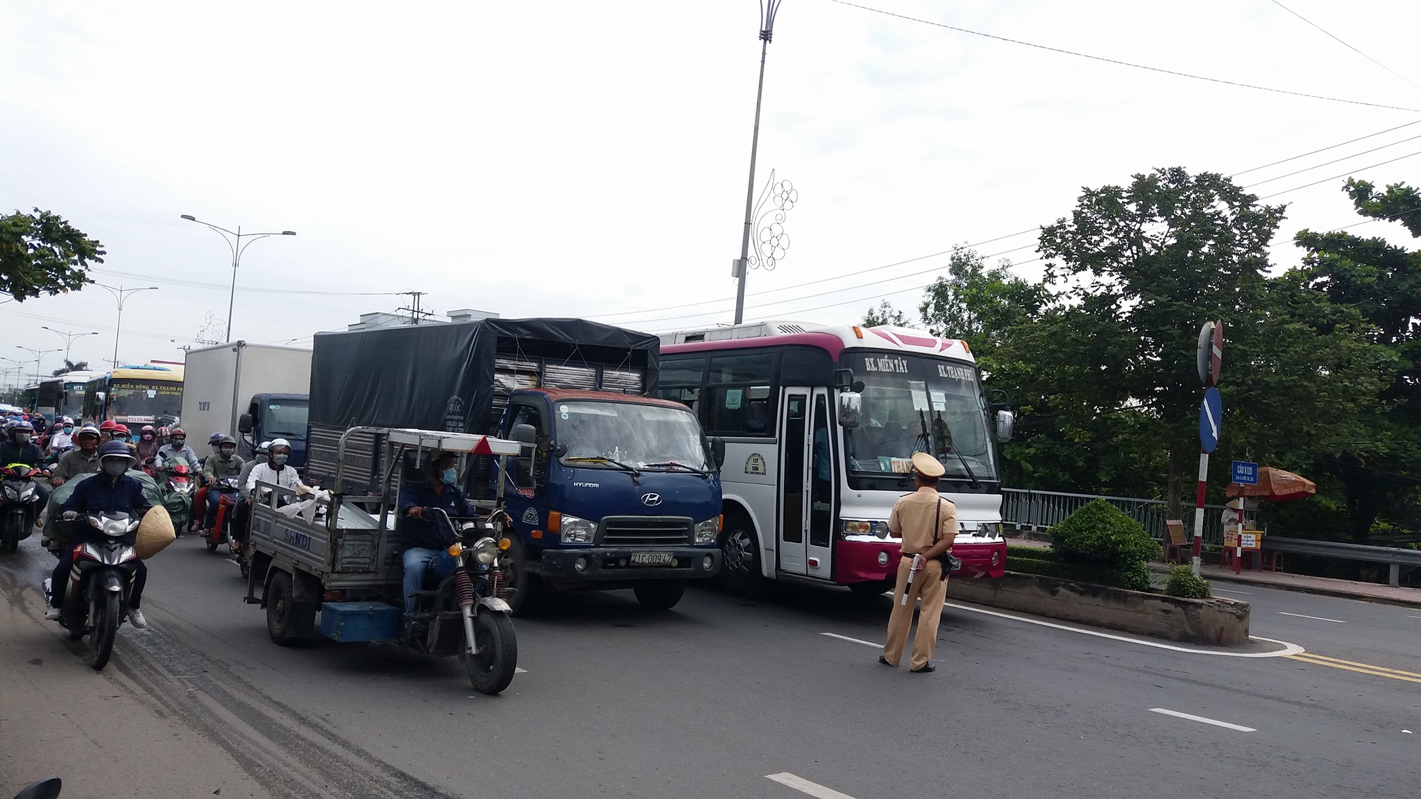 Mật độ giao thông trên các tuyến đường bộ ở tỉnh Tiền Giang quá cao dẫn đến tai nạn, va quẹt giao thông