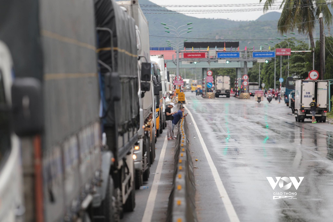 Theo đó, các phương tiện có hành trình từ Khánh Hòa đi Phú Yên phải tạm dừng và thực hiện nghiêm sự chỉ đạo trong công tác phòng, chống bão số 9.