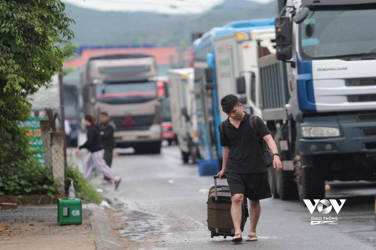 Kẹt đường khiến nhiều hành khách đi trên các chuyến xe ra các tỉnh miền Trung và miền Bắc phải bỏ xe, kéo vali đi tìm chỗ nghỉ ngơi. 