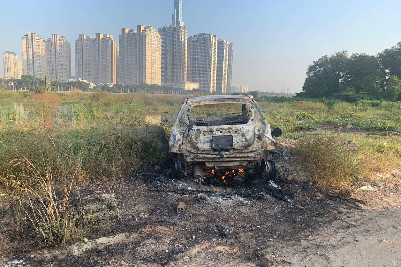 Chiếc ô tô của gia đình nạn nhân bị đối tượng đốt ở quận 2 để phi tang