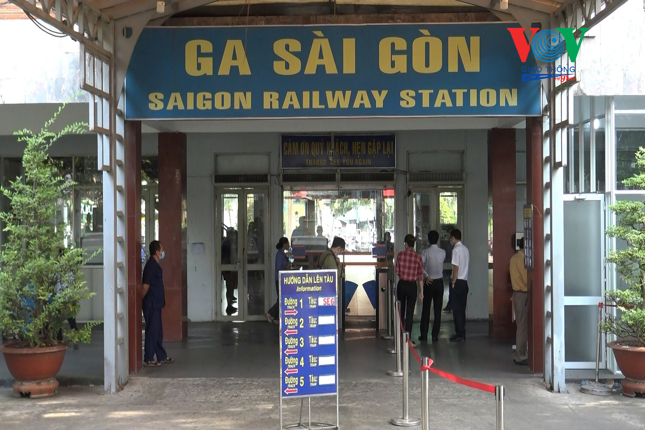 Kiểm tra thân nhiệt hành khách tại ga Sài Gòn