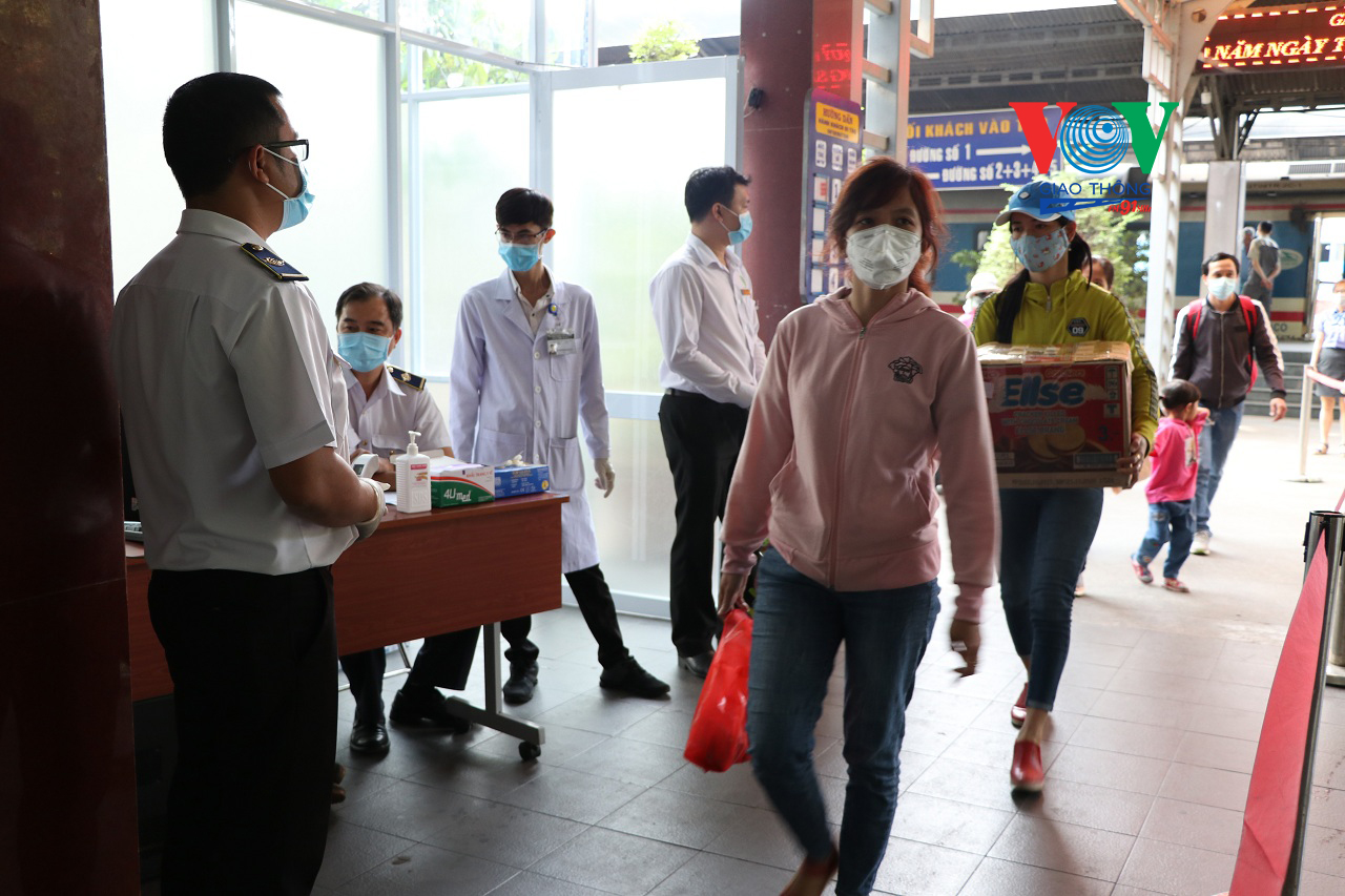 Cùng với kiểm soát đo thân nhiệt, ga Sài Gòn còn tổ chức phát khẩu trang, cẩm nang chống dịch virus corona cho hành khách nhằm tuyên truyền người dân có ý thức hơn trong việc chung sức cùng cộng đồng chống dịch bệnh.