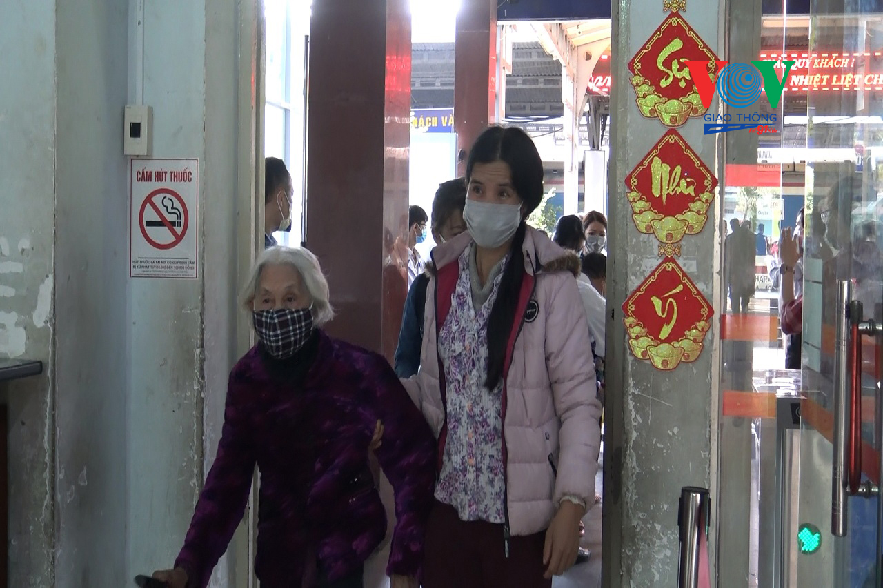 Theo ghi nhận của phóng, nhiều hành khách đi hoặc đến ga Sài Gòn đều đeo khẩu trang và vui vẻ chấp việc kiểm tra, cũng như an tâm khi đi tàu.