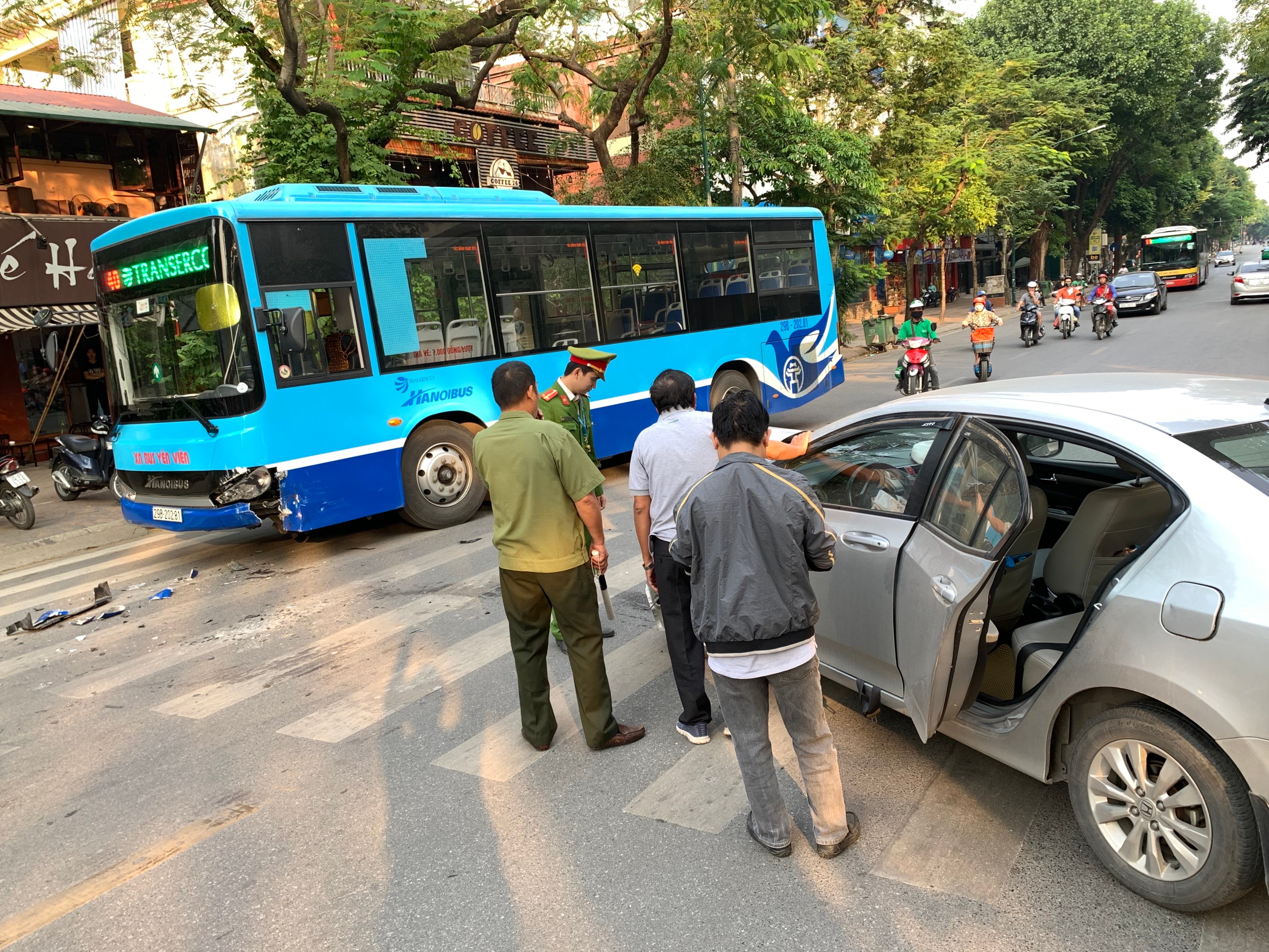Hà Nội: Va chạm trên đường, xe con đâm nát đầu xe buýt 