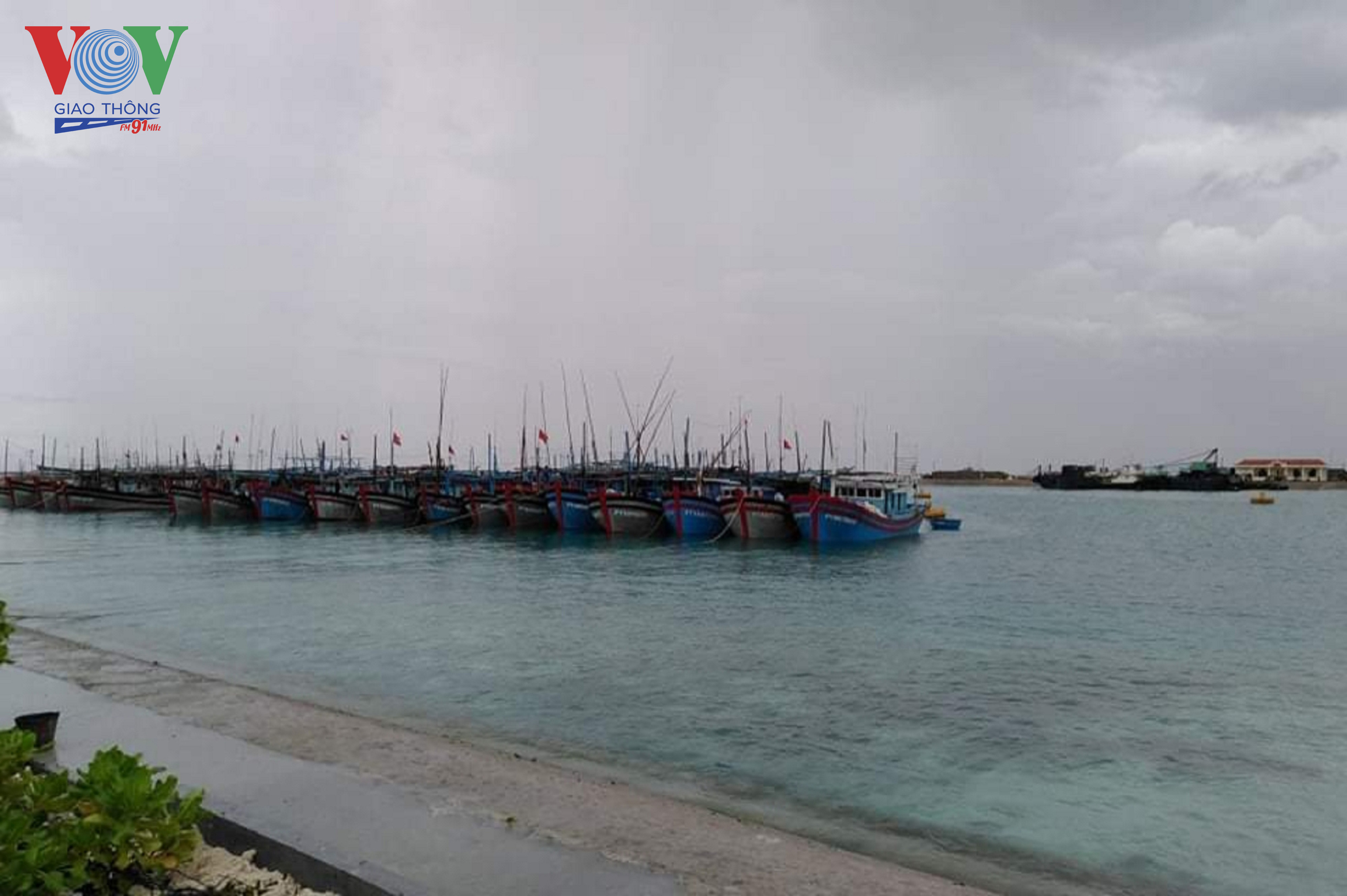 Tàu cá vào neo đậu, tránh trú cơn bão số 9 năm 2018