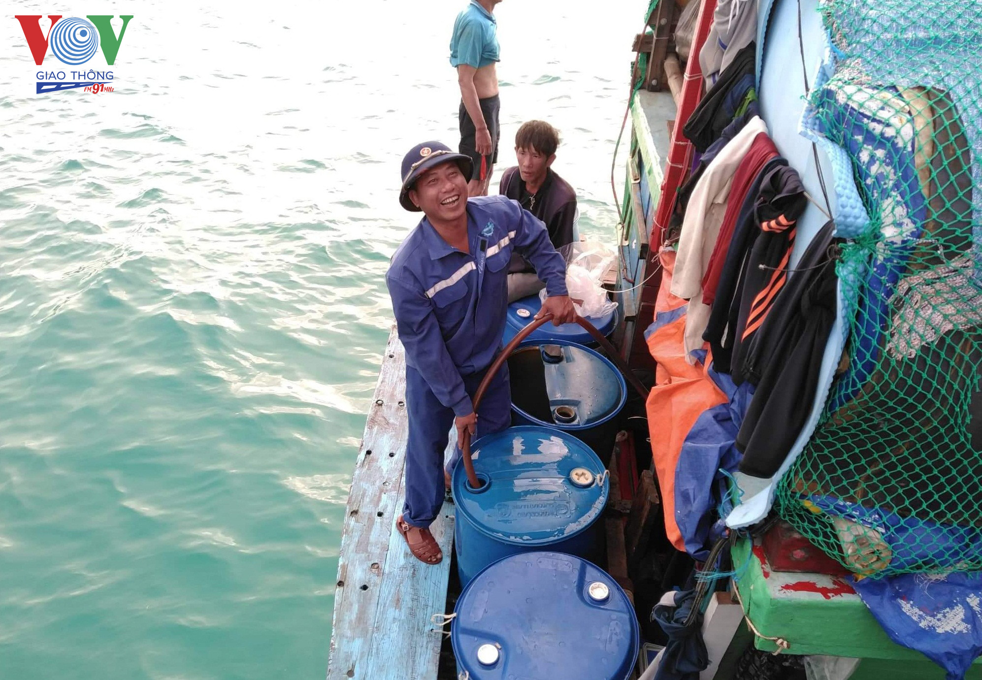 Niềm vui của ngư dân khi nhận nước ngọt miễn phí
