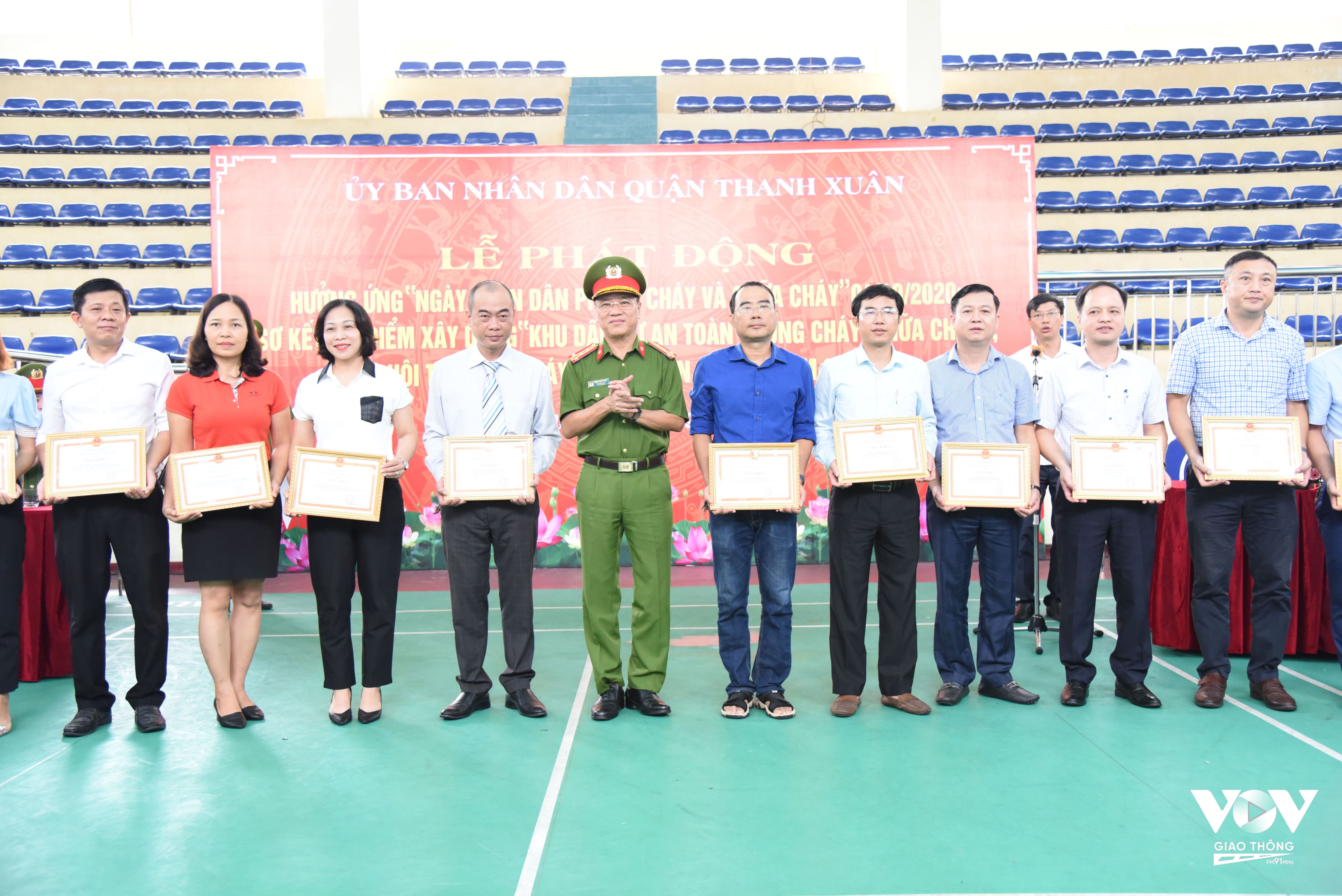 Ảnh 3 - CAQ Thanh Xuân  trao thưởng cho các đơn vị điển hình tiên tiến trong công tác PCCC    