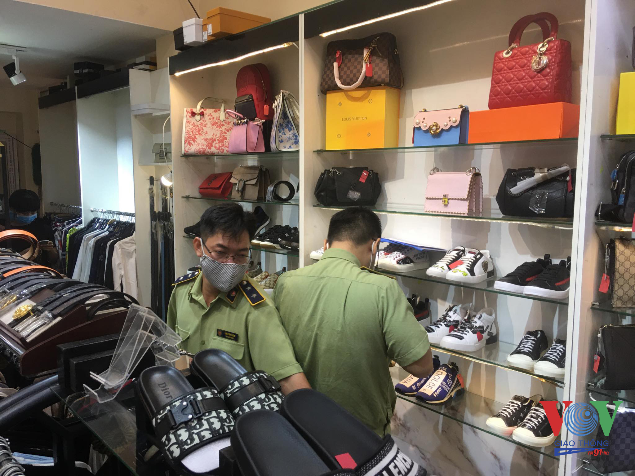 Lực lượng chức năng kiểm tra cửa hàng kinh doanh thời trang
