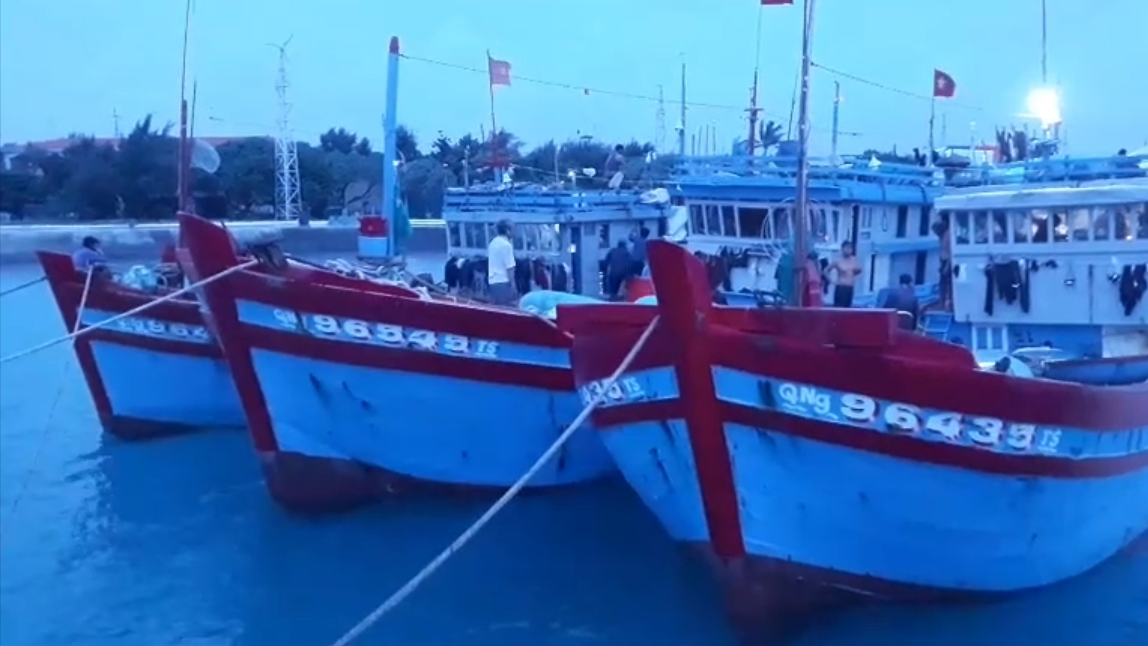 Các tàu cá neo đậu an toàn tại âu tàu Sinh Tồn (ảnh do Hải đoàn 129 cung cấp).