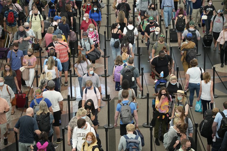 Nhiều sân bay tại Mỹ tấp nập khách đi du lịch Hè - Ảnh The Associated Press