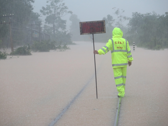 Các cán bộ CSGT giúp dân chống bão